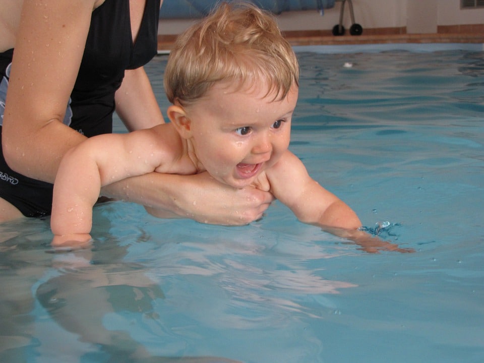 manfaat bayi berenang